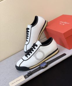 スニーカー